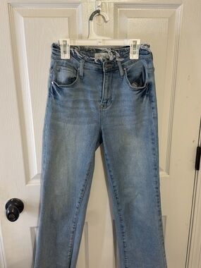 High-Rise Light Blue Women's Jeans with Frayed Waist